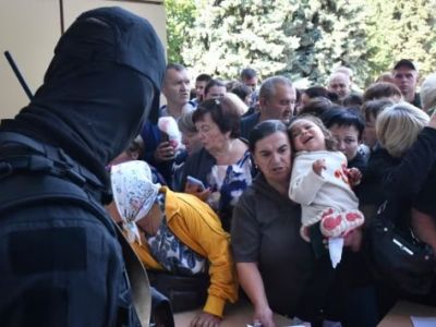 Эвакуированные жители Курской области стоят в очереди, чтобы заполнить форму на гумпомощь, Курск, 14.08.24. Фото: АР Эвакуированные жители Курской области стоят в очереди, чтобы заполнить форму на гумпомощь, Курск, 14.08.24. Фото: АР