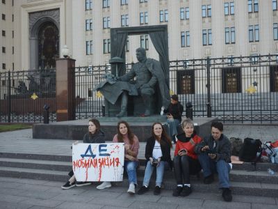 Протест жен мобилизованных у здания Минобороны РФ, 21.09.24. Фото: соцсети Протест жен мобилизованных у здания Минобороны РФ, 21.09.24. Фото: соцсети