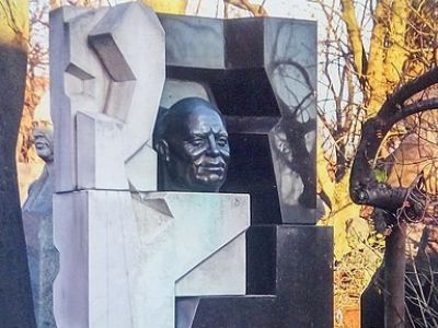 Памятник на могиле Никиты Хрущева на Новодевичьем кладбище в Москве. Фото: ru.wikipedia.org Памятник на могиле Никиты Хрущева на Новодевичьем кладбище в Москве. Фото: ru.wikipedia.org