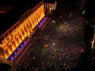 Массовая акция грузинской оппозиции на пр. Руставели в Тбилиси, 28.10.24. Фото: t.me/zonaosoboho Массовая акция грузинской оппозиции на пр. Руставели в Тбилиси, 28.10.24. Фото: t.me/zonaosoboho