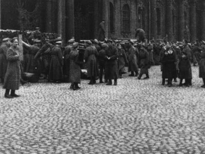 Юнкера строят баррикаду у Зимнего дворца в Петрограде, 24.10.1917. Фото: russiainphoto.ru Юнкера строят баррикаду у Зимнего дворца в Петрограде, 24.10.1917. Фото: russiainphoto.ru
