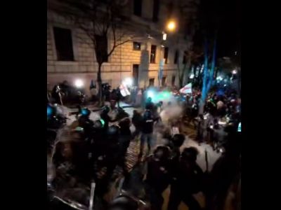 Разгон оппозиционной акции в Тбилиси, ночь с 28 на 29.11.24. Скрин видео: t.me/HUhmuroeutro Разгон оппозиционной акции в Тбилиси, ночь с 28 на 29.11.24. Скрин видео: t.me/HUhmuroeutro
