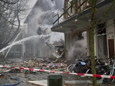 Пожарные работают на месте взрыва в жилом доме. Фото: Phil Nijhuis / AP