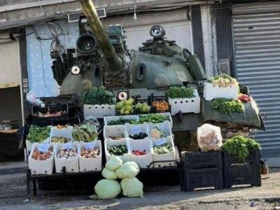 Асадовский танк "Т-55", превращенный в торговый лоток (Дамаск). Фото: t.me/arrowsmap Асадовский танк "Т-55", превращенный в торговый лоток (Дамаск). Фото: t.me/arrowsmap