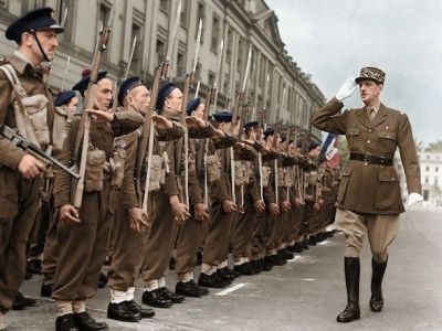 Генерал Шарль де Голль в ходе смотра войск. Фото: vkrizis.info Генерал Шарль де Голль в ходе смотра войск. Фото: vkrizis.info