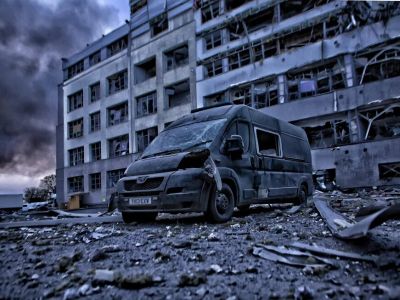 Поврежденный автомобиль возле бизнес-центра в Оболонском районе Киева, 6 апреля 2025 года Yan Dobronosov / Global Images Ukraine / Getty Images