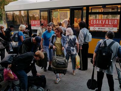 Эвакуация украинского города. Фото: РБК Эвакуация украинского города. Фото: РБК