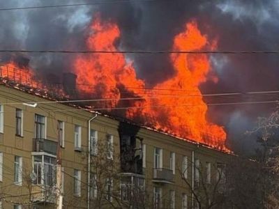 Горит крыша дома. Фото: msk1.ru Горит крыша дома. Фото: msk1.ru