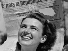 Анна Иберти, держащая газету Corriere della Sera с заголовком "Родилась Итальянская республика". 1946 год Анна Иберти, держащая газету Corriere della Sera с заголовком "Родилась Итальянская республика". 1946 год