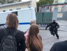 Жесткое задержание стримера в Москве, помахавшего проезжающему мимо автозаку. Жесткое задержание стримера в Москве, помахавшего проезжающему мимо автозаку.